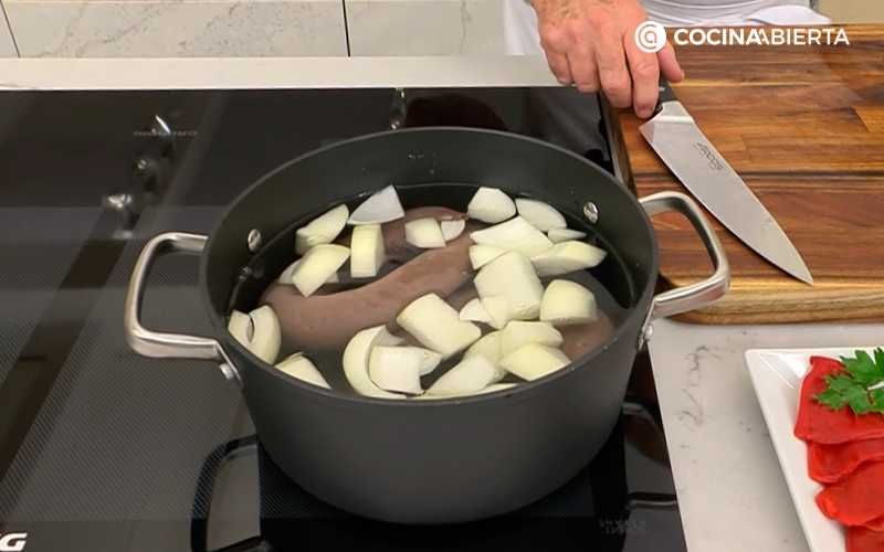 Cuece la morcilla con la cebolla y el puerro