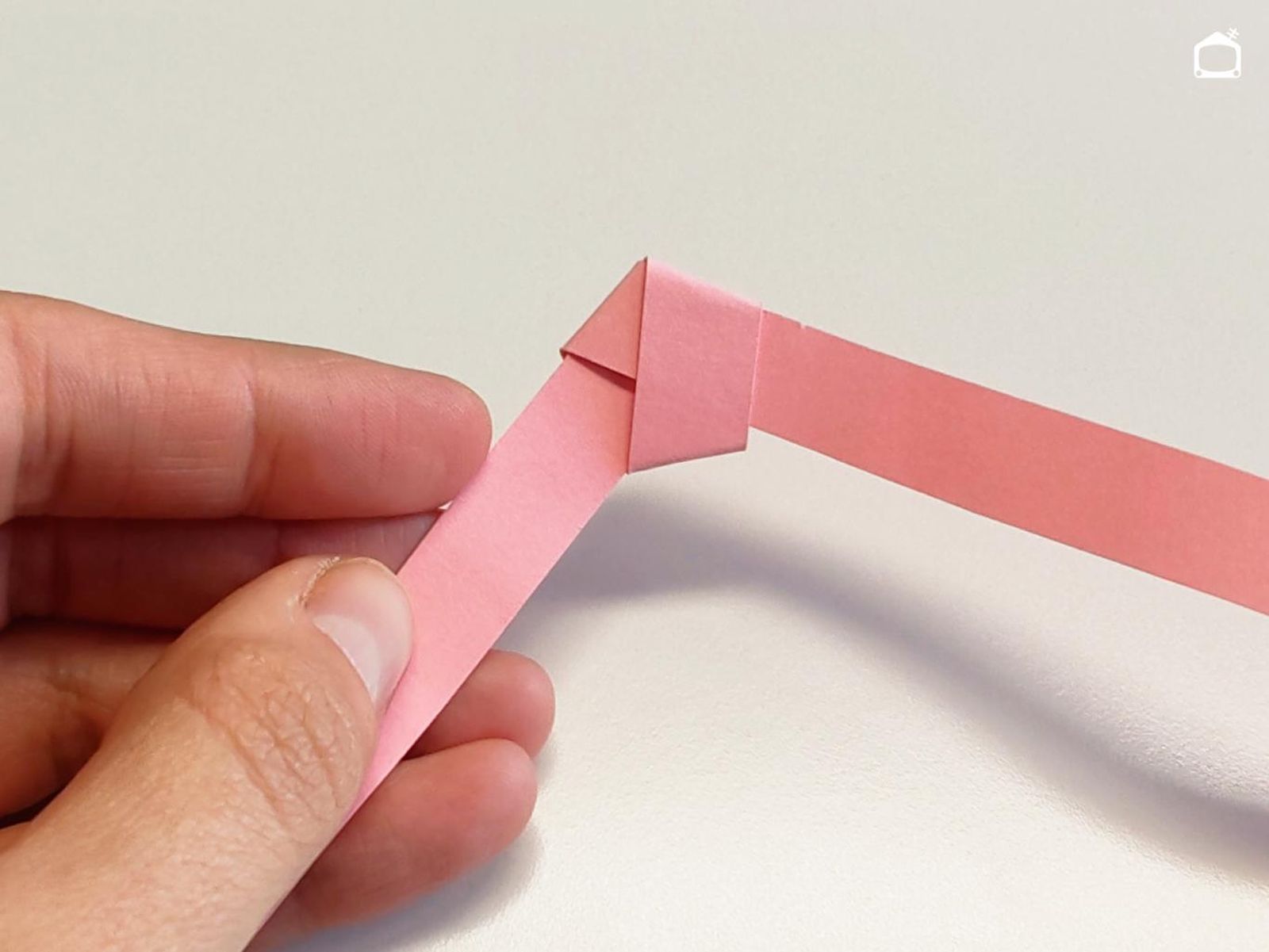Segundo paso para hacer estrellas de papel.