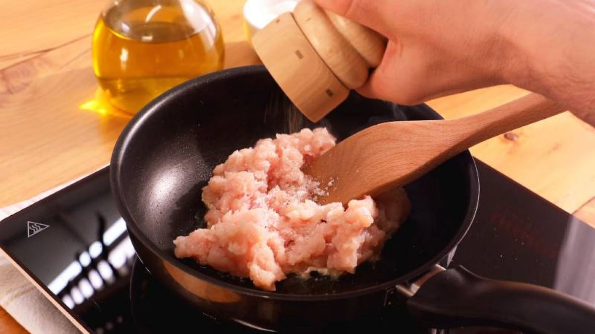 Saltear el pollo picado con aceite de oliva, sal y pimienta potencia su sabor y le da un toque delicioso a las croquetas de pollo