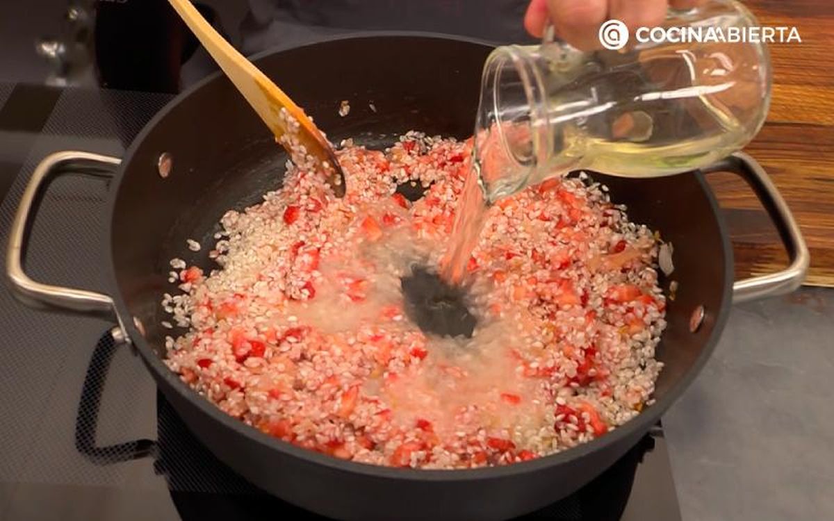 Vierte el cava y dale un hervor