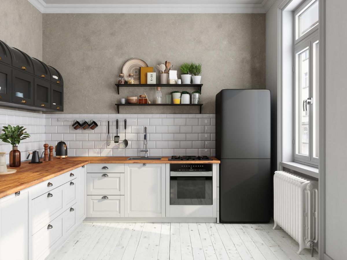 Cocina moderna con estantería metálica en la pared.