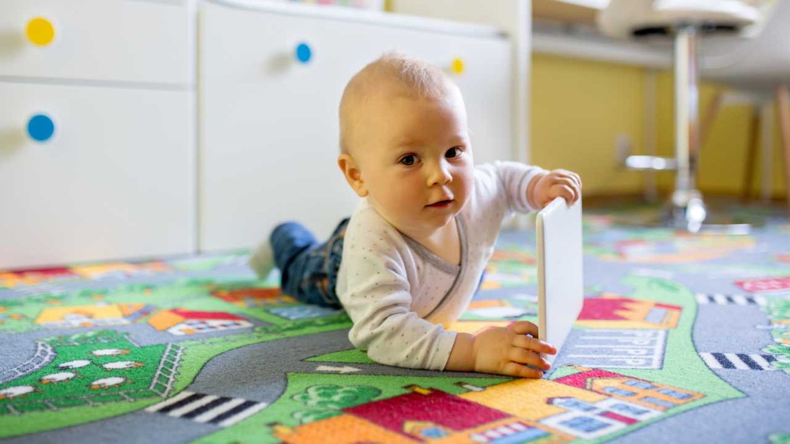 Bebé sobre un suelo vinílico infantil.