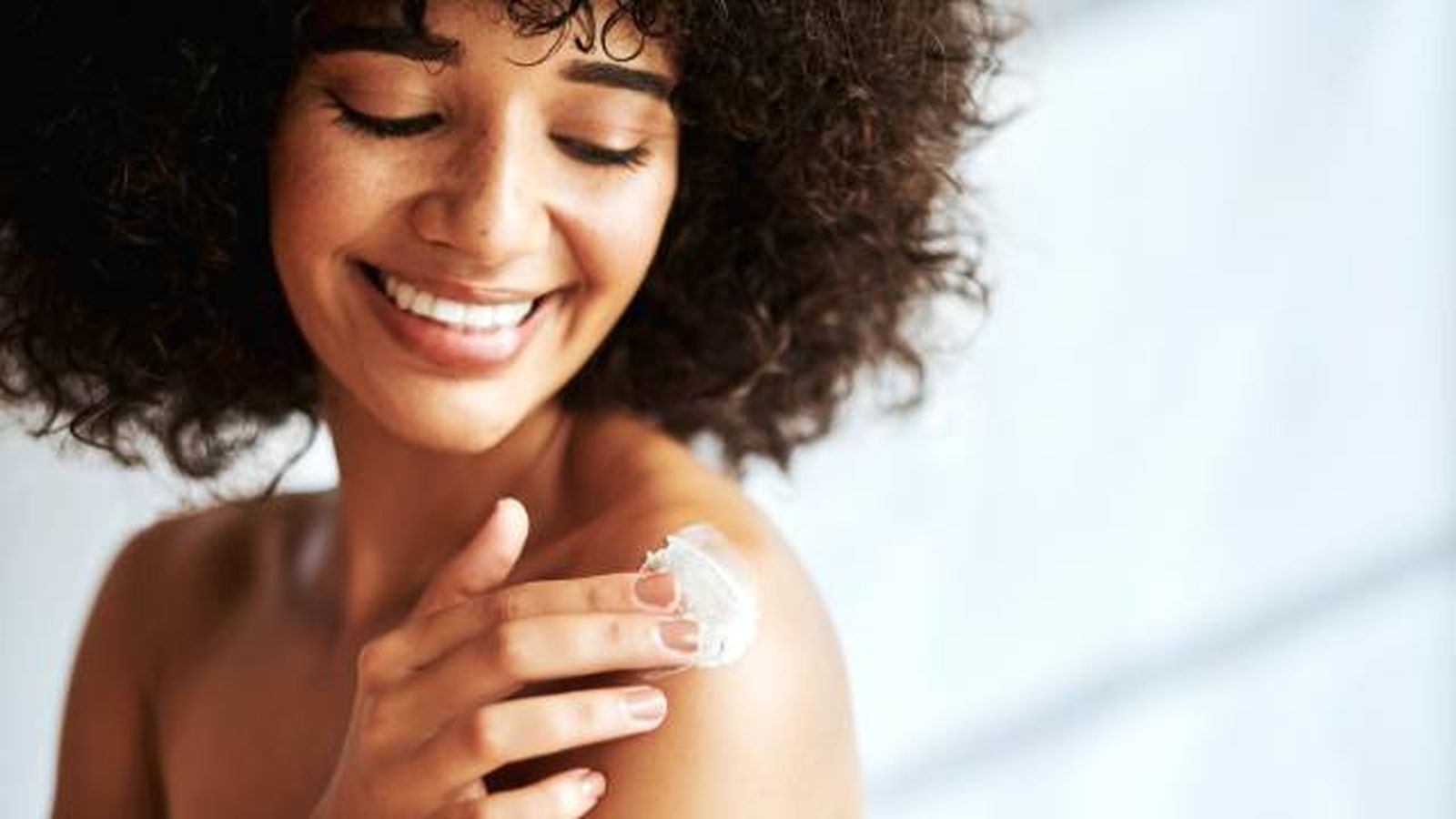 aplicar crema hidratante cerave