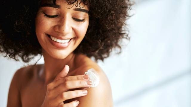 aplicar crema hidratante cerave