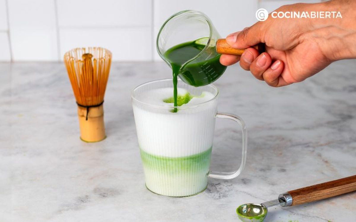 Vierte el matcha sobre la leche
