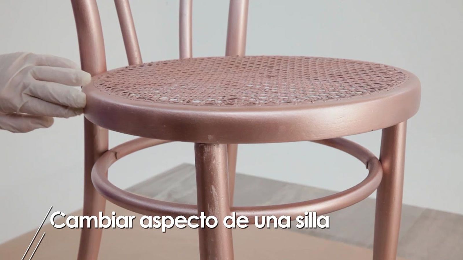 Cómo cambiar el aspecto de una silla de madera