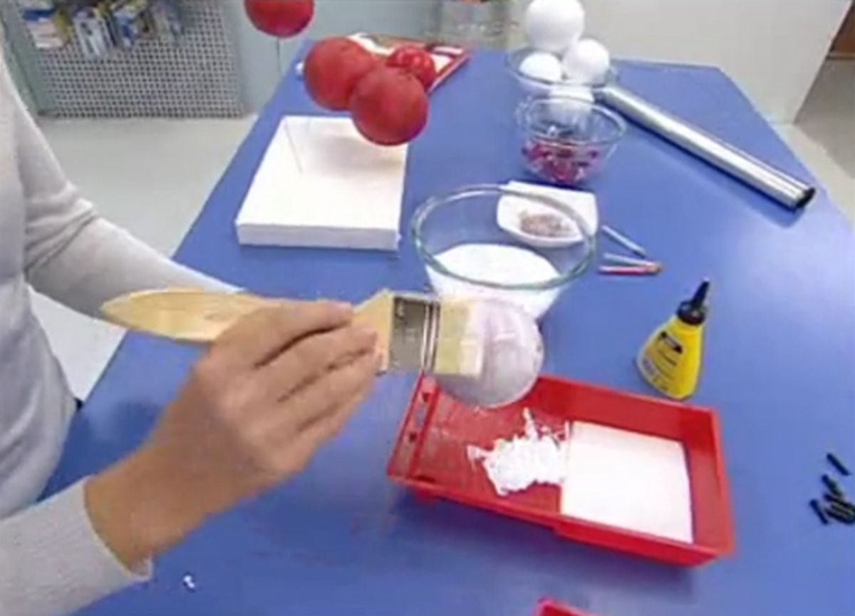 Bolas y cintas de estaño para decorar el árbol de Navidad paso 3