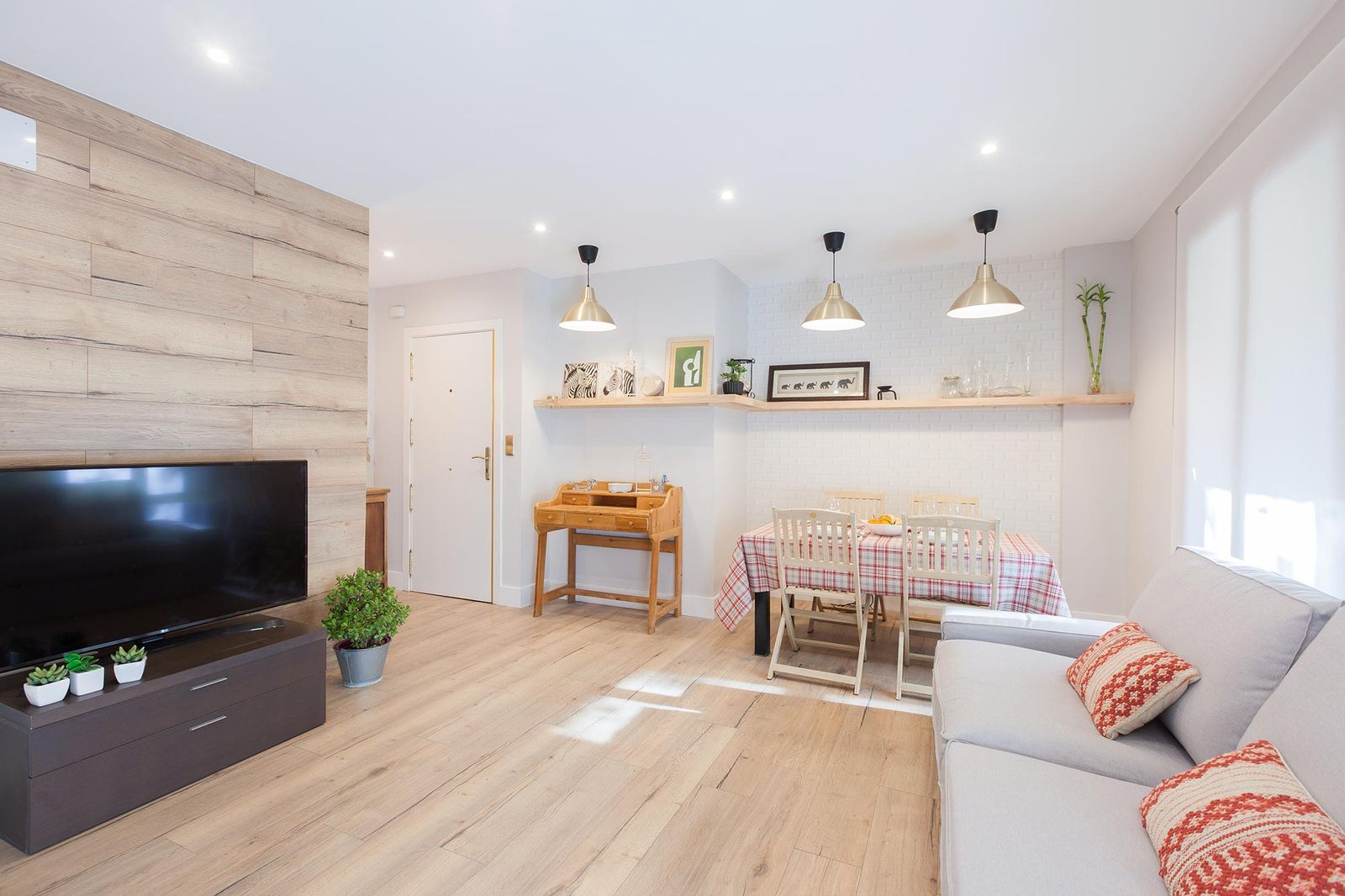 DEKO0718 decorar salon comedor con cocina abierta en madera despues1