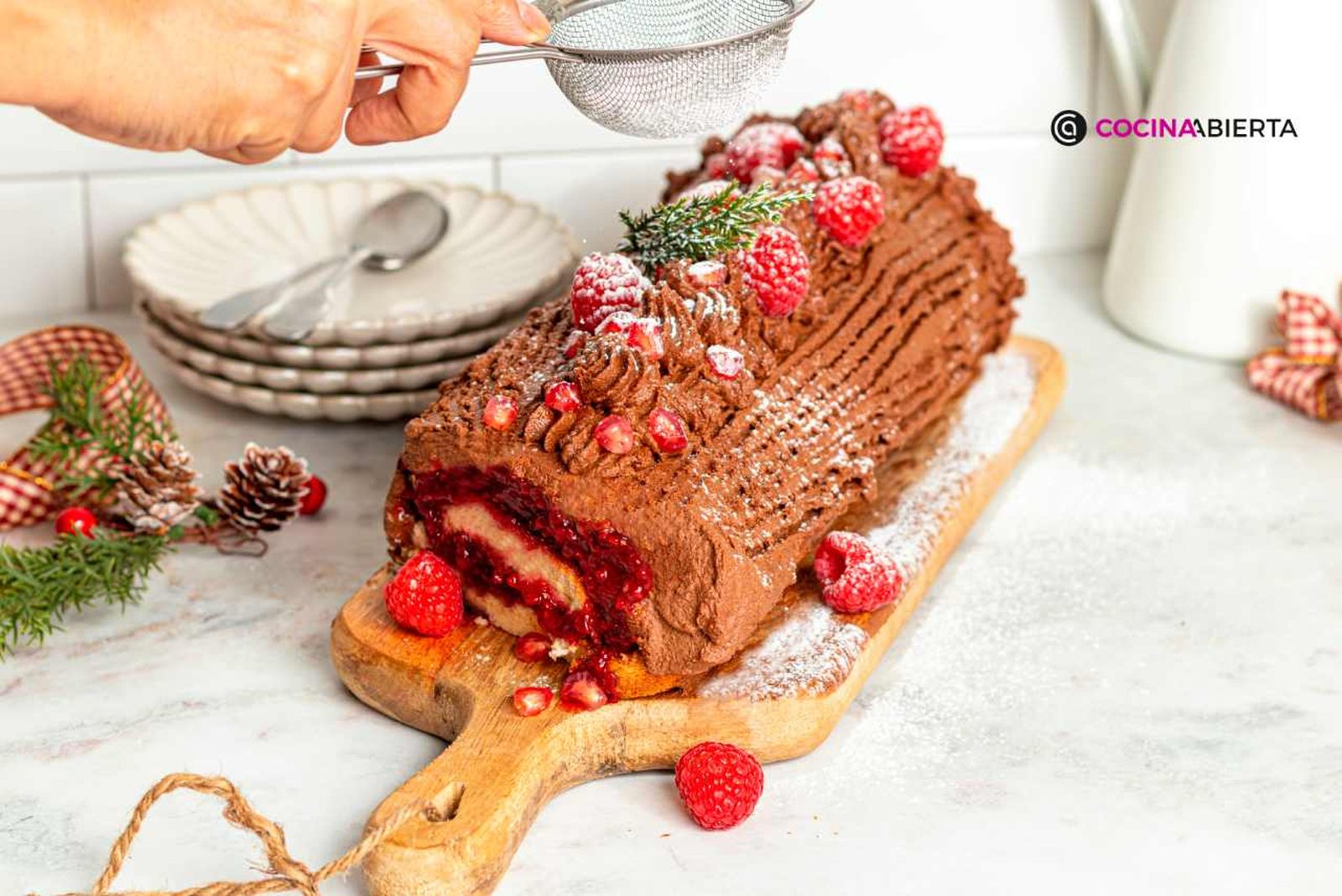 Bizcocho casero relleno de mermelada de frambuesa