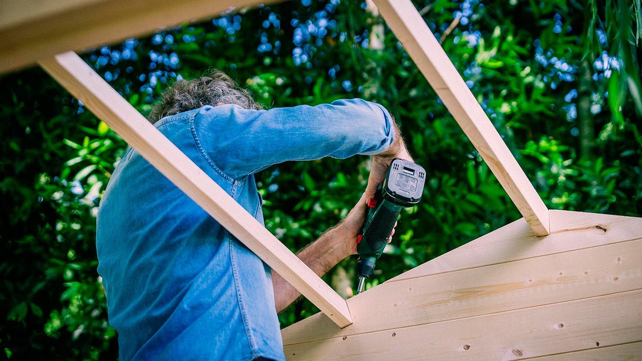 Cómo montar una caseta de madera para el jardín paso 8