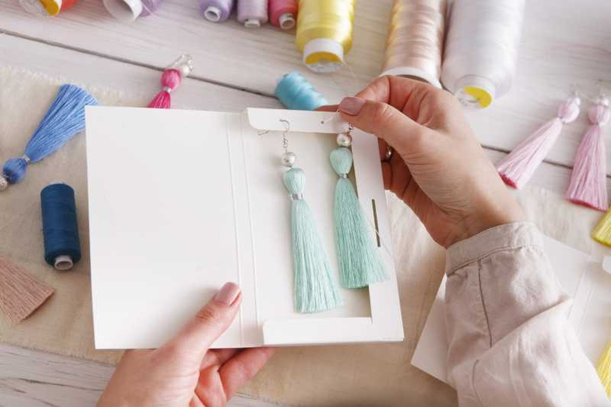 Pendientes de flecos artesanales.