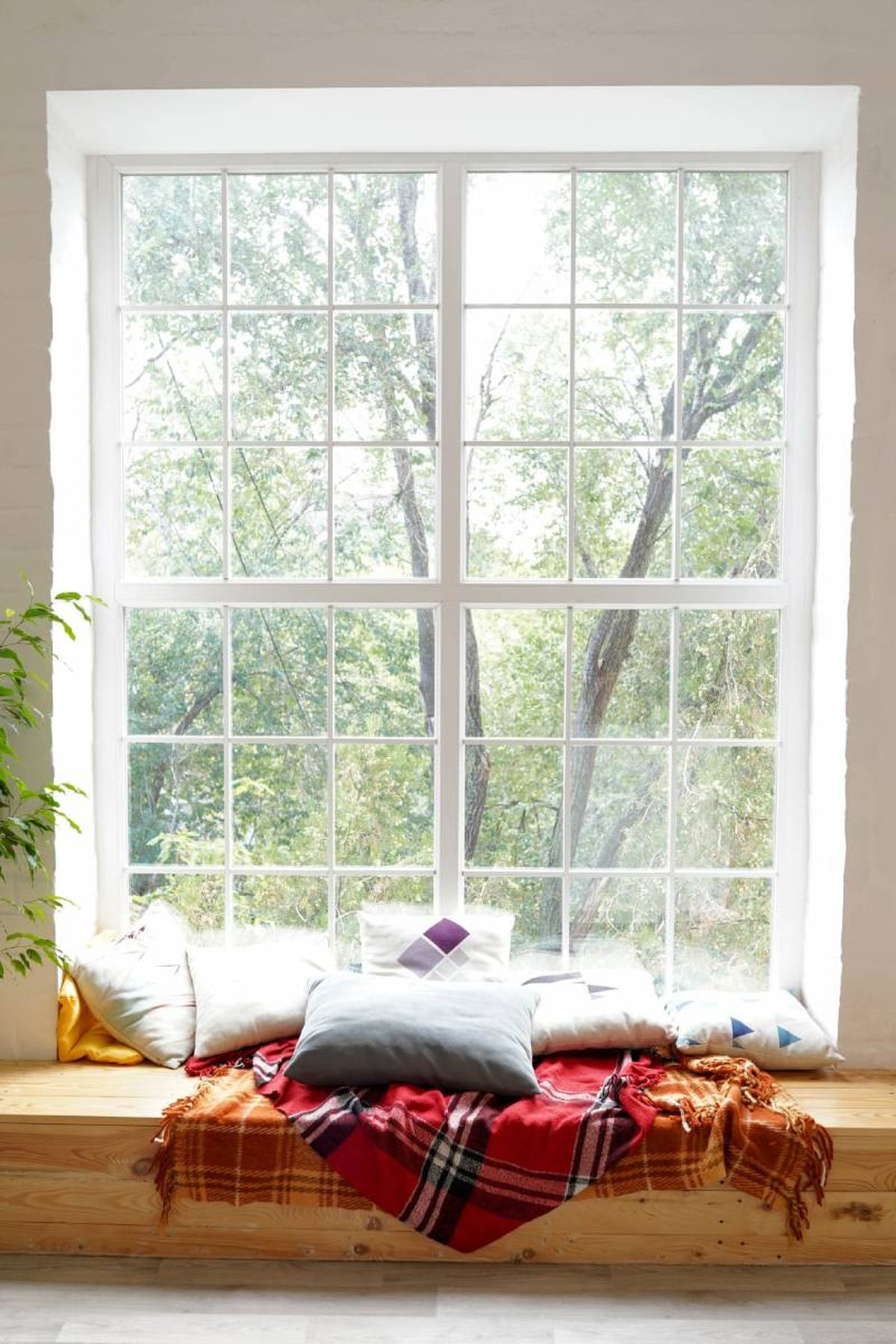 Ventana con asiento acogedor en el alféizar .