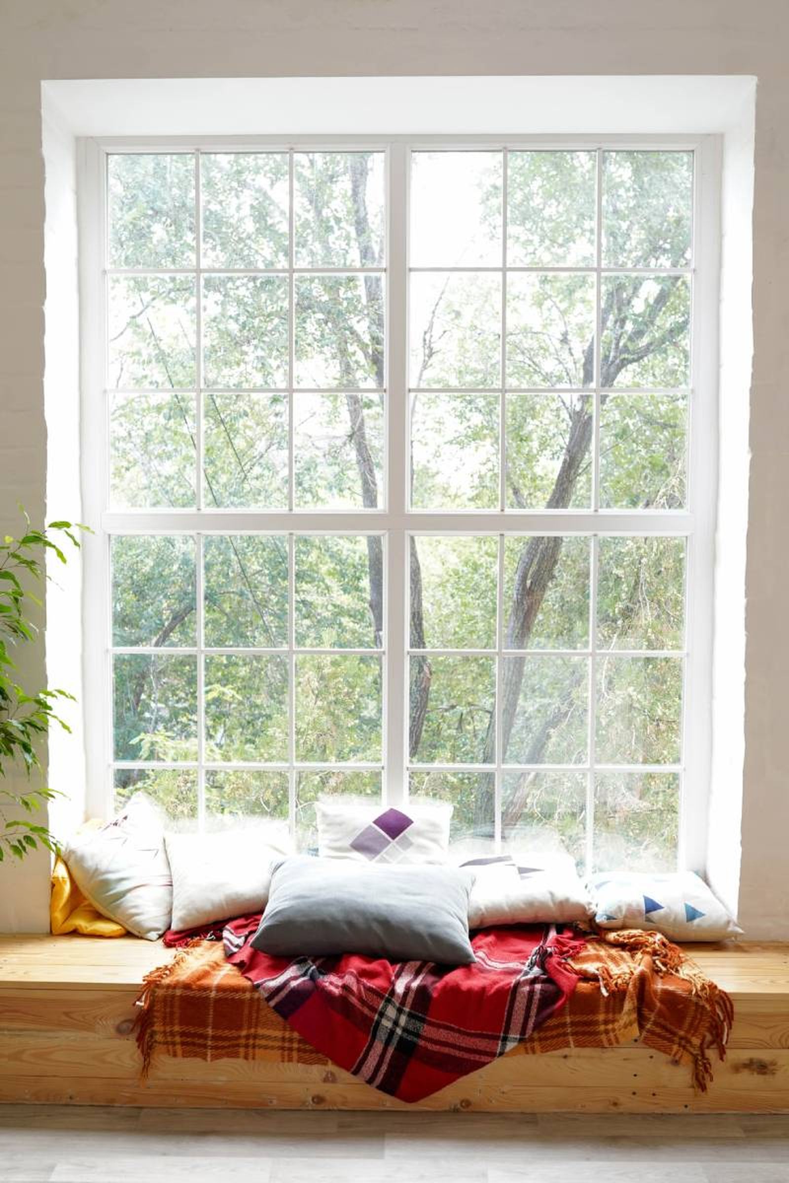 Ventana con asiento acogedor en el alféizar .