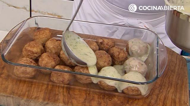 albondigas gratinadas al horno con salsa veolute receta karlos arguinano karl67750320 paso5