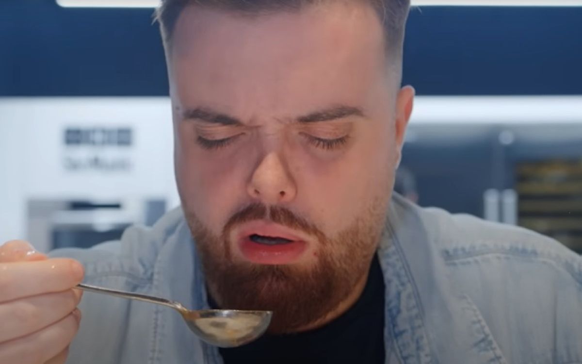 Ibai Llanos disfrutó muchísimo con los productos de mar del menú