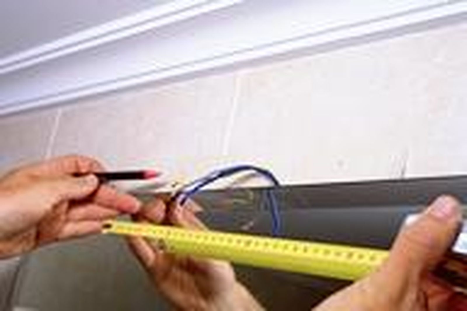 Instalar un aplique en el baño paso 2