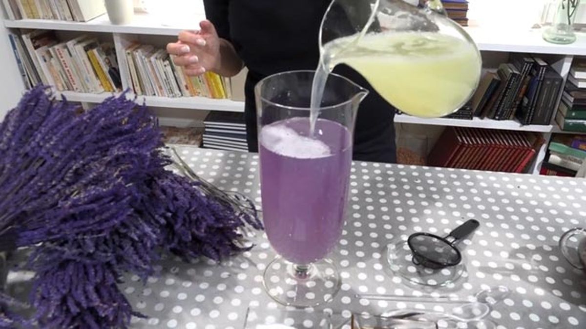 limonada de lavanda una bebida relajante con la que aliviar el estres y la ansiedad zumo limon