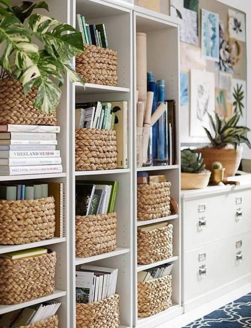 Estantería con libros organizada con cestas.