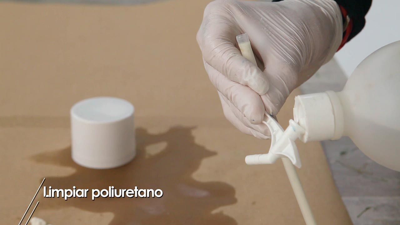 Como limpiar la canula del bote de espuma de poliuretano paso 3