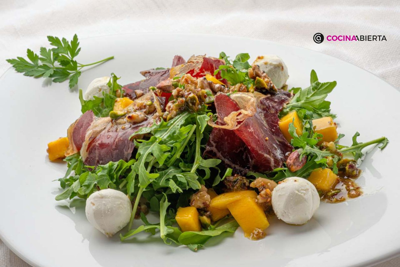 Con rúcula y aliño de miel, pistachos y nueces