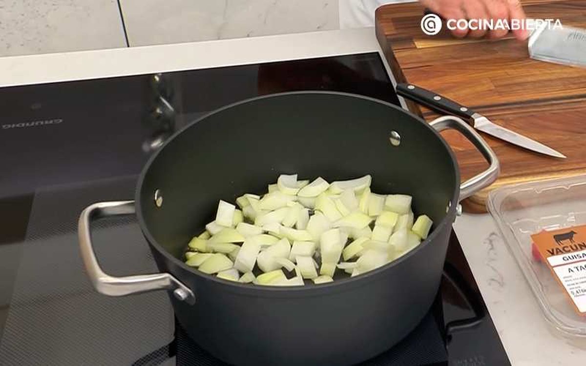 Rehoga la cebolla y los ajos a fuego medio