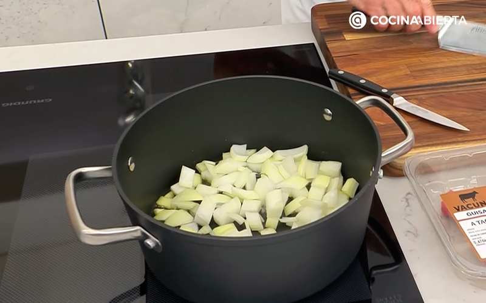 Rehoga la cebolla y los ajos a fuego medio