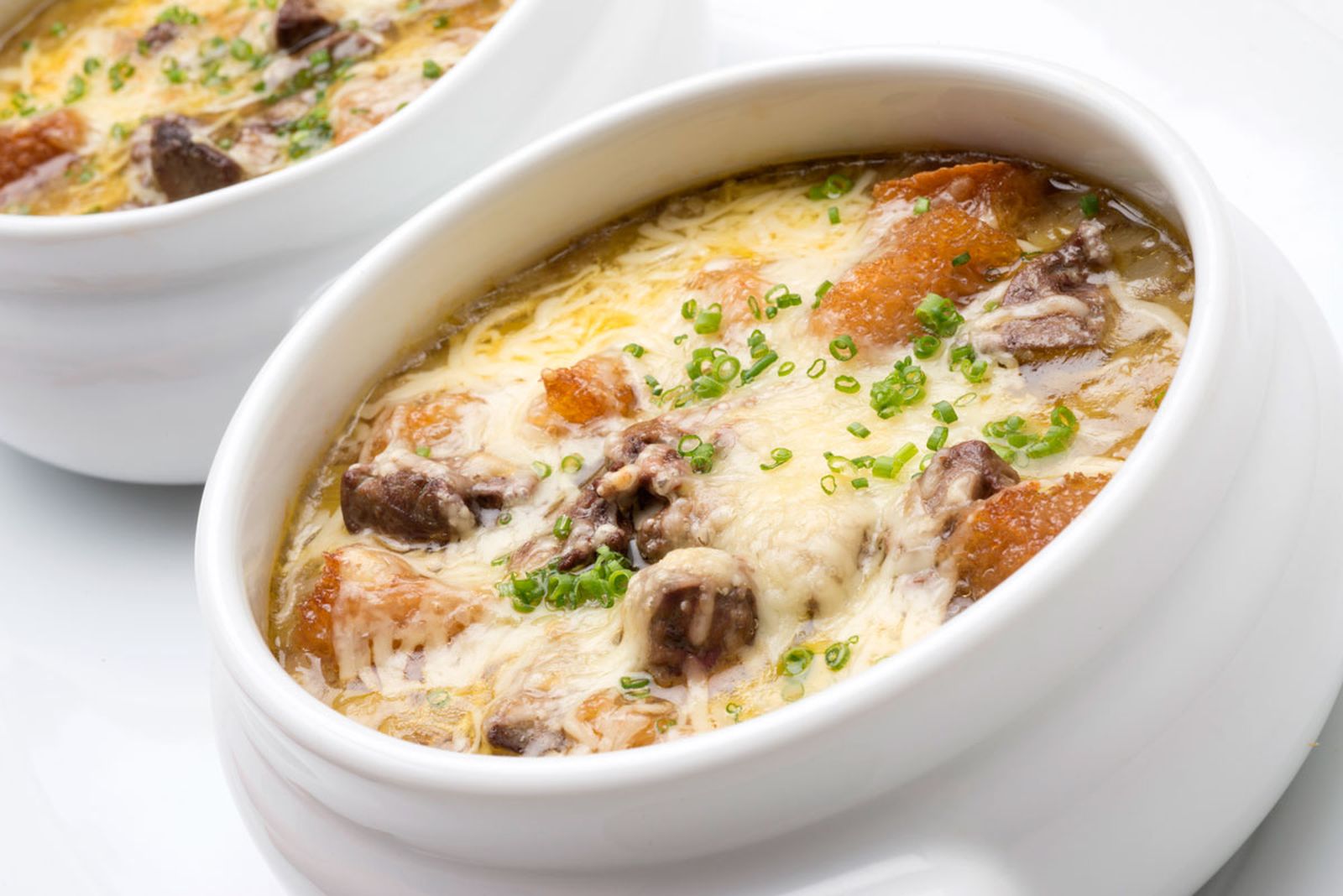 La sopa de puerro gratinada es un completo plato para los días más fríos