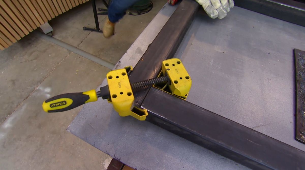 Cómo hacer una mesa de diseño de cristal paso 3