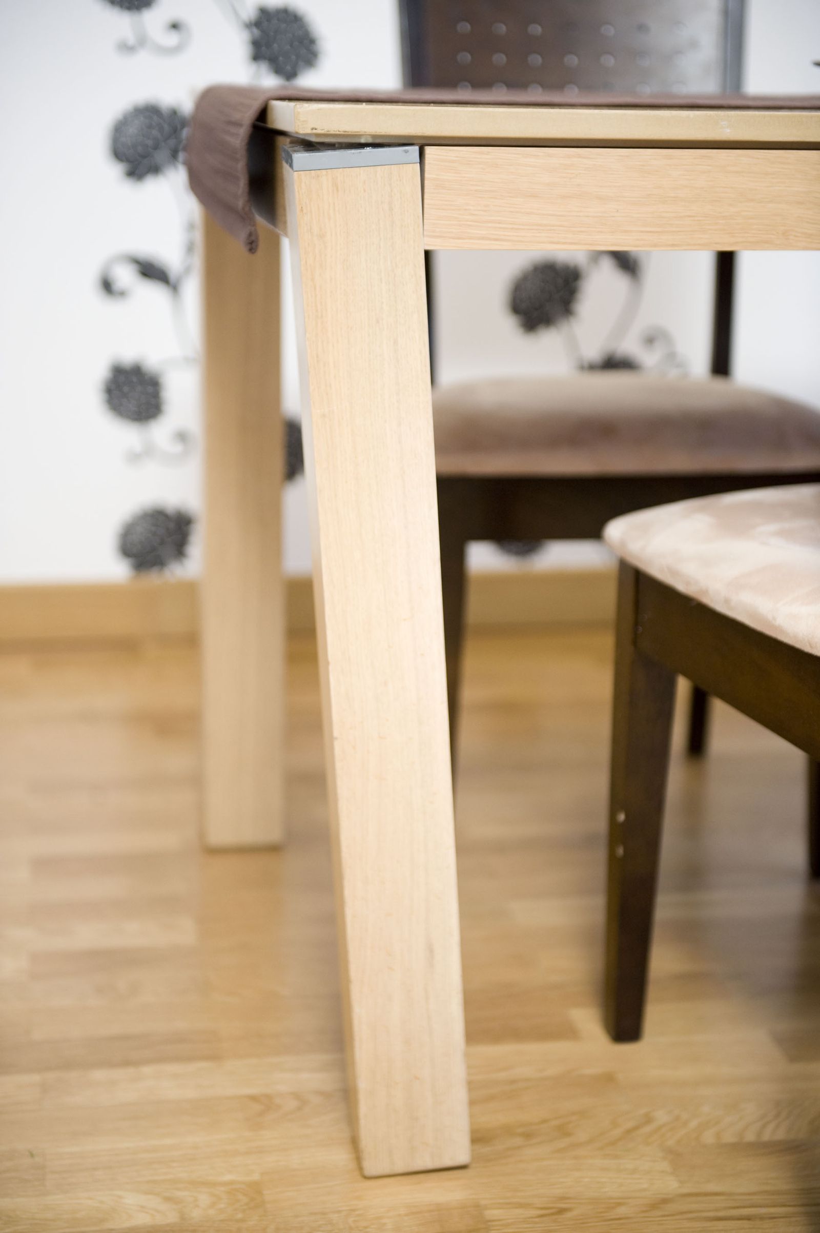 brico 0542 2 reparar pata mesa inicio