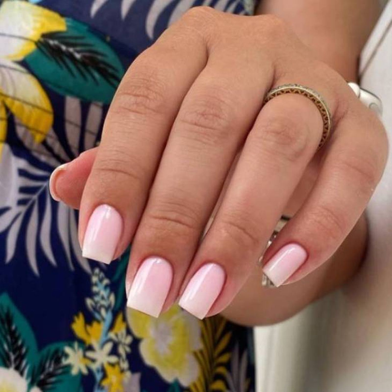 manicura francesa degradada cuadradas rosa blanco
