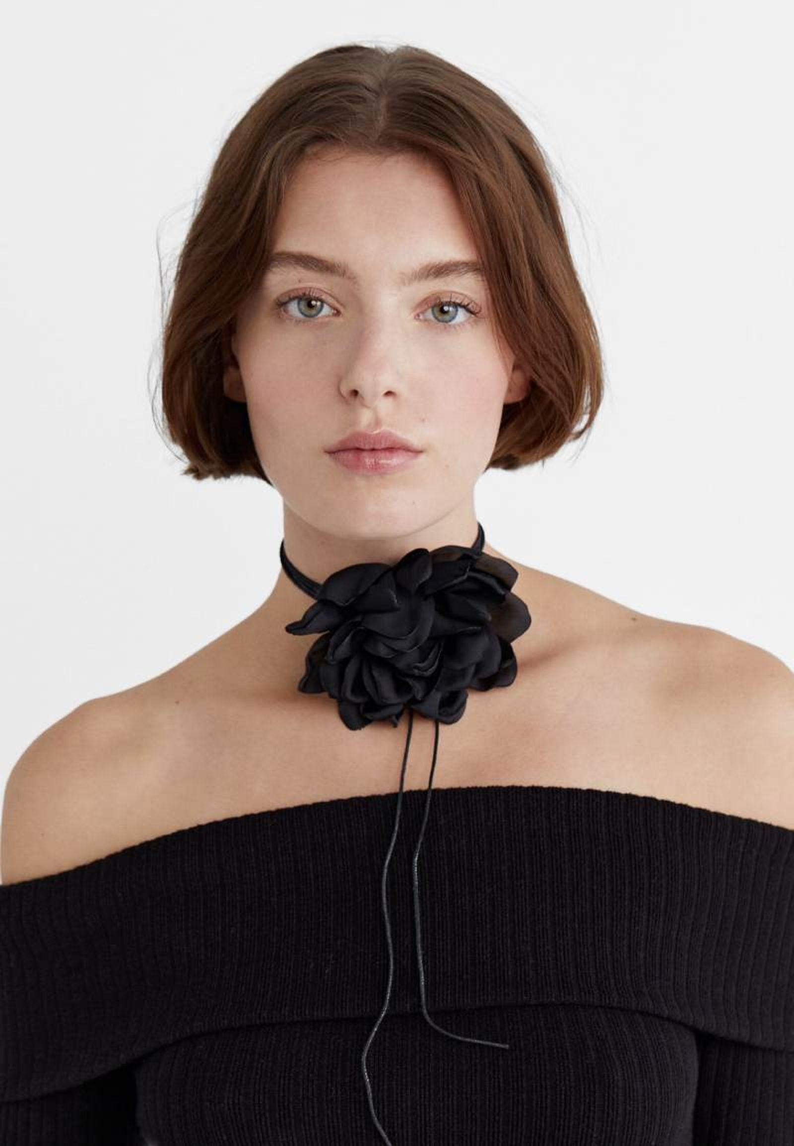 Choker flor en organza de Stradivarius