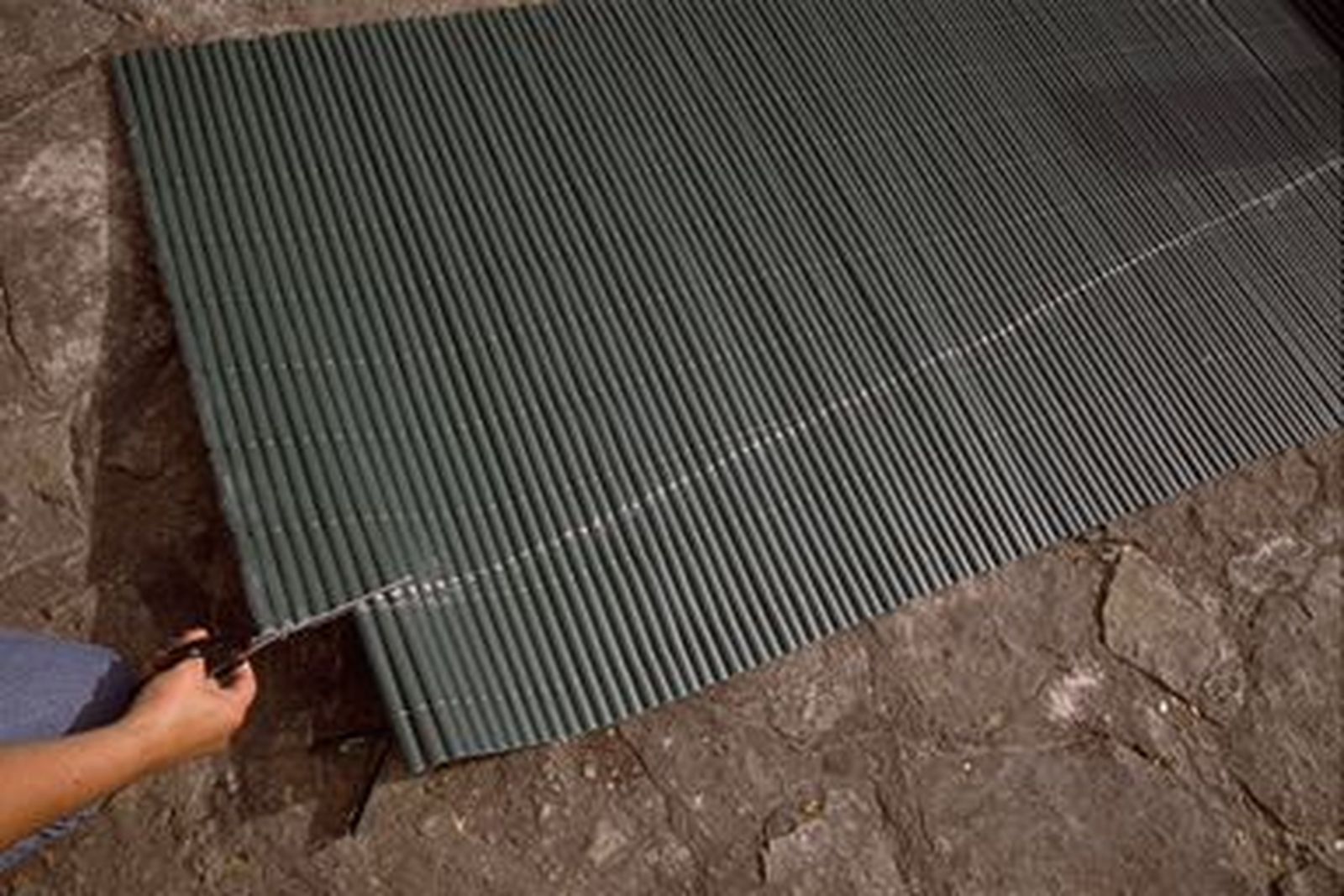 Forrar puerta metálica exterior con cañizo de plástico paso 5