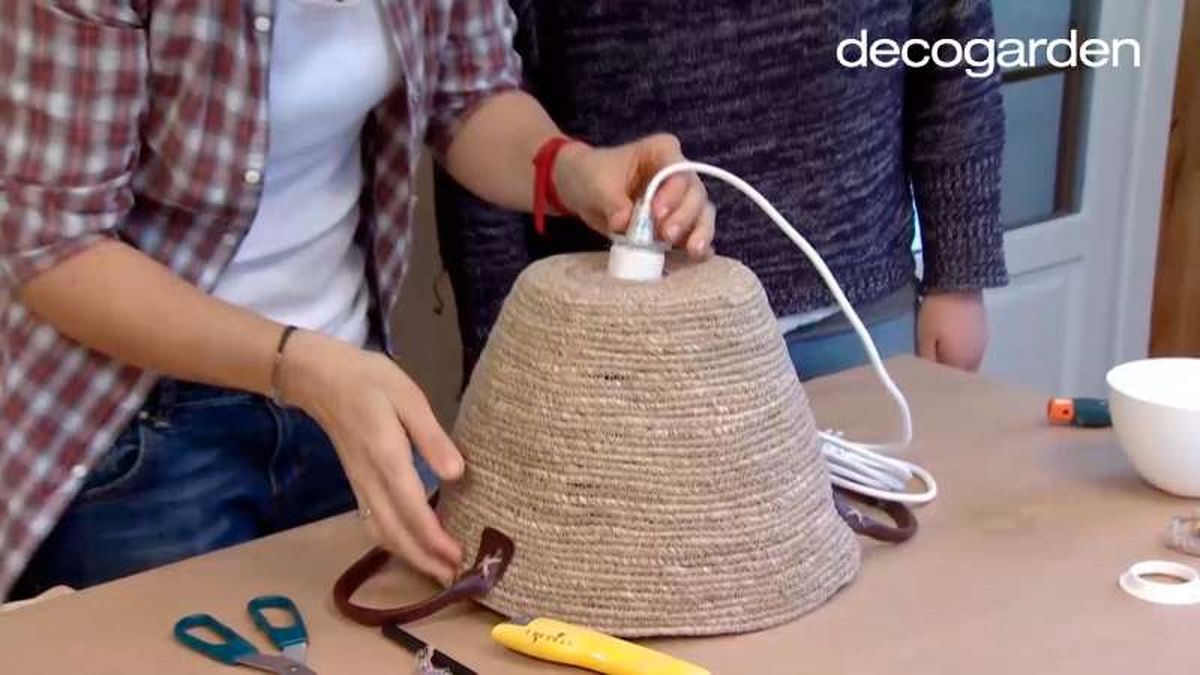 Paso tres para hacer una lámpara de techo con un cesto o capazo.