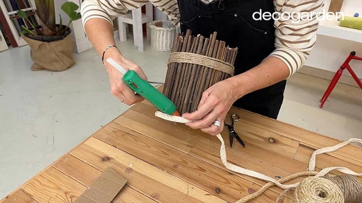 como hacer una maceta reciclando bote pintura paso 7