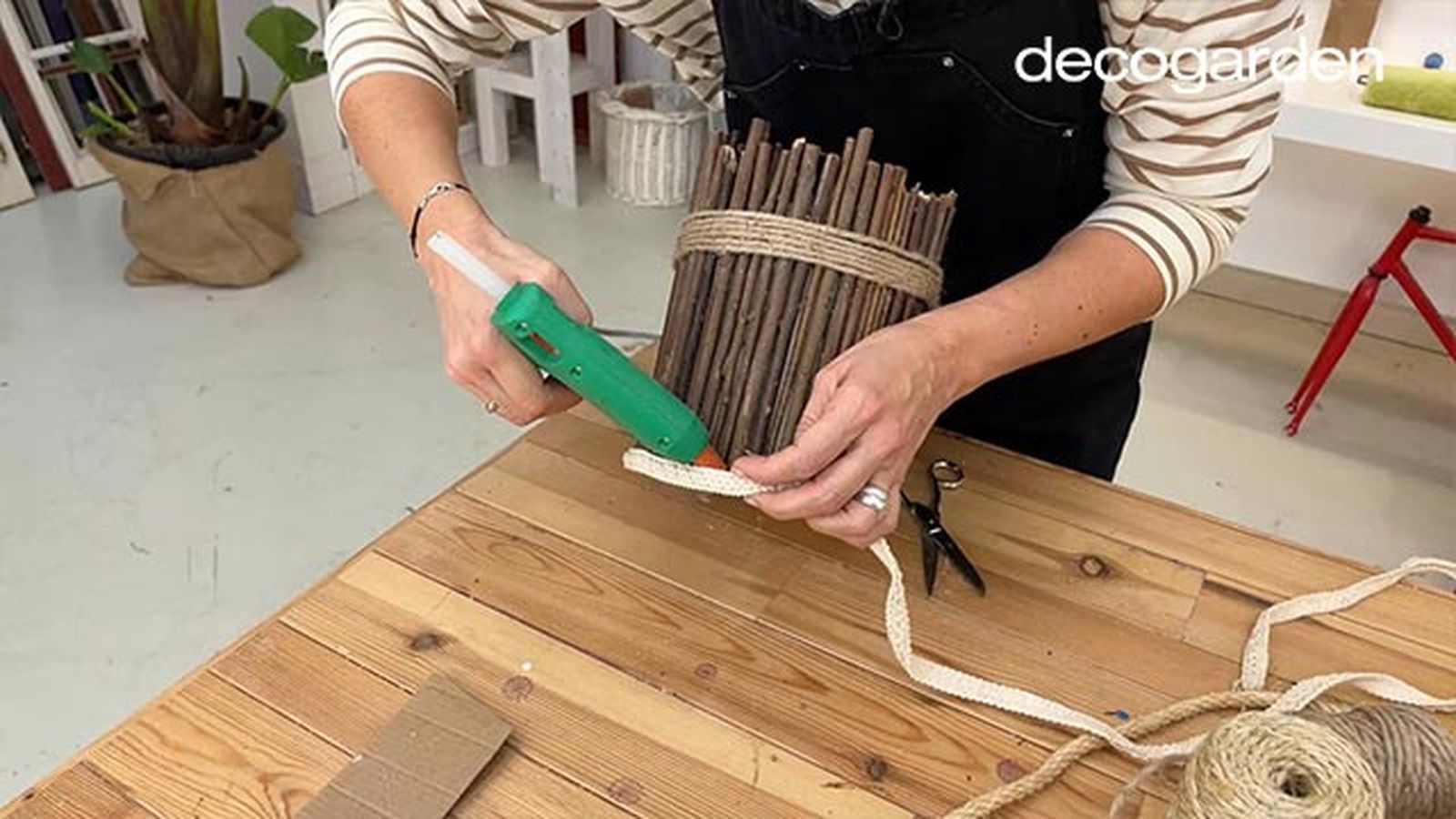 como hacer una maceta reciclando bote pintura paso 7