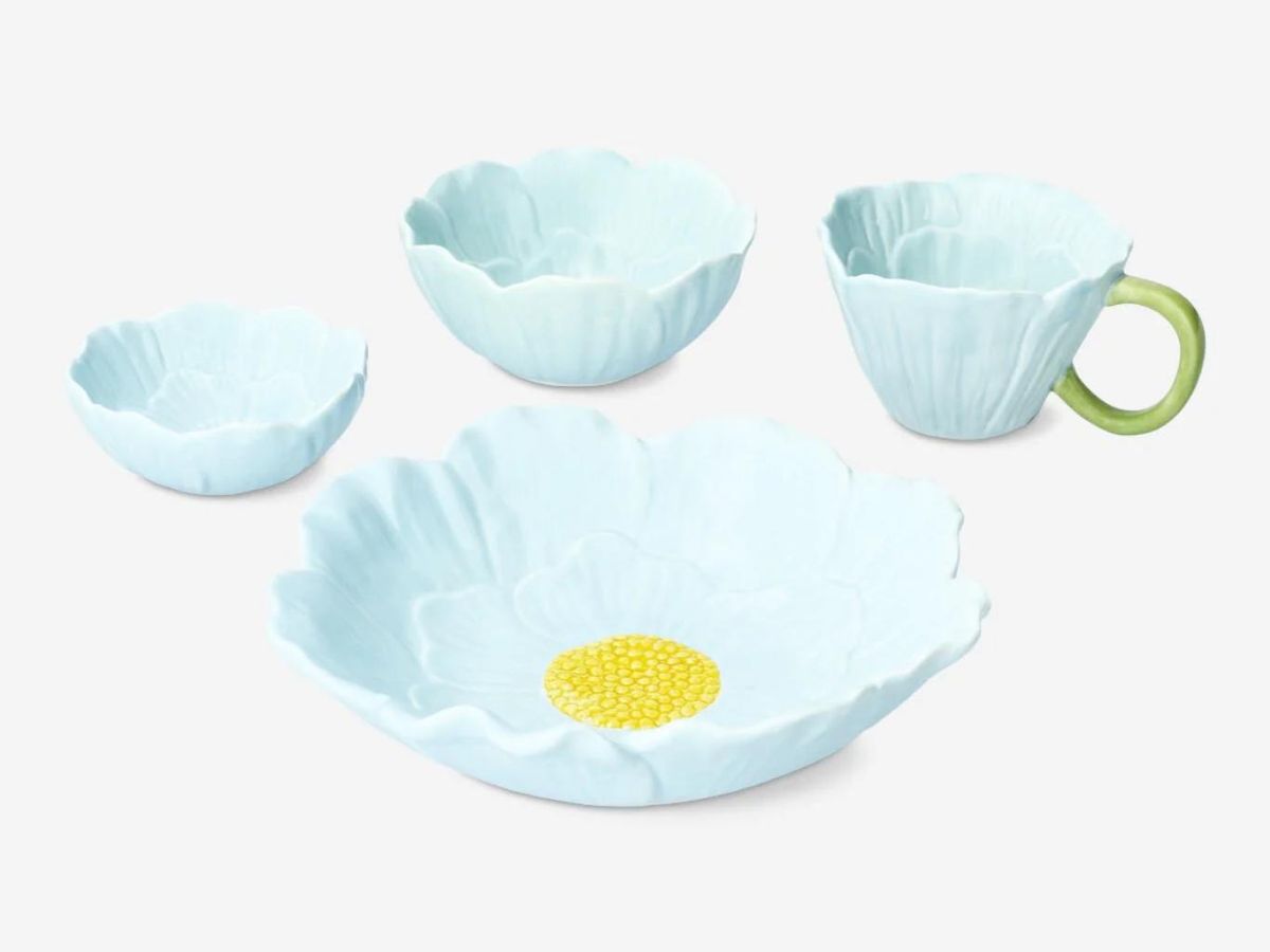 Colección de cerámica floral en azul.