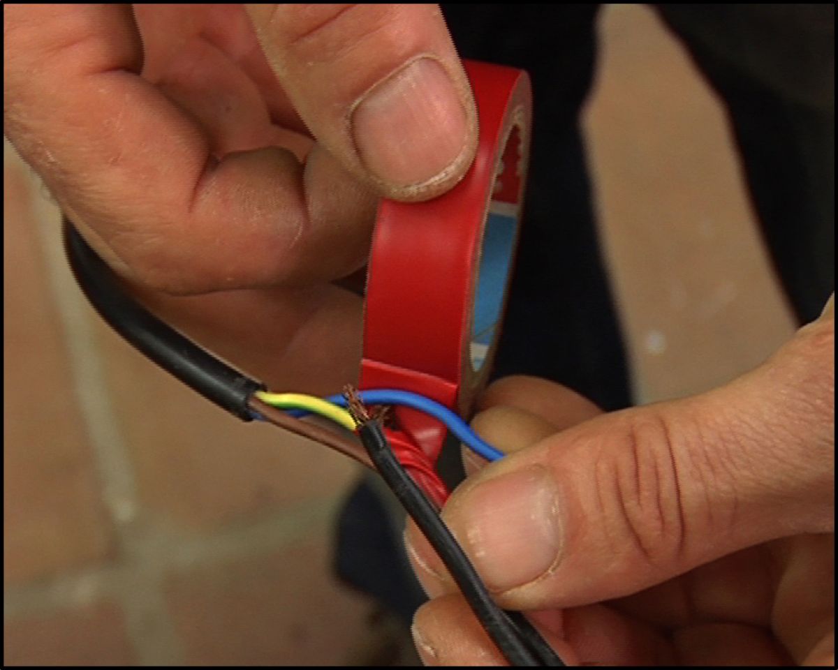 Cambiar el cable a una lámpara paso 3