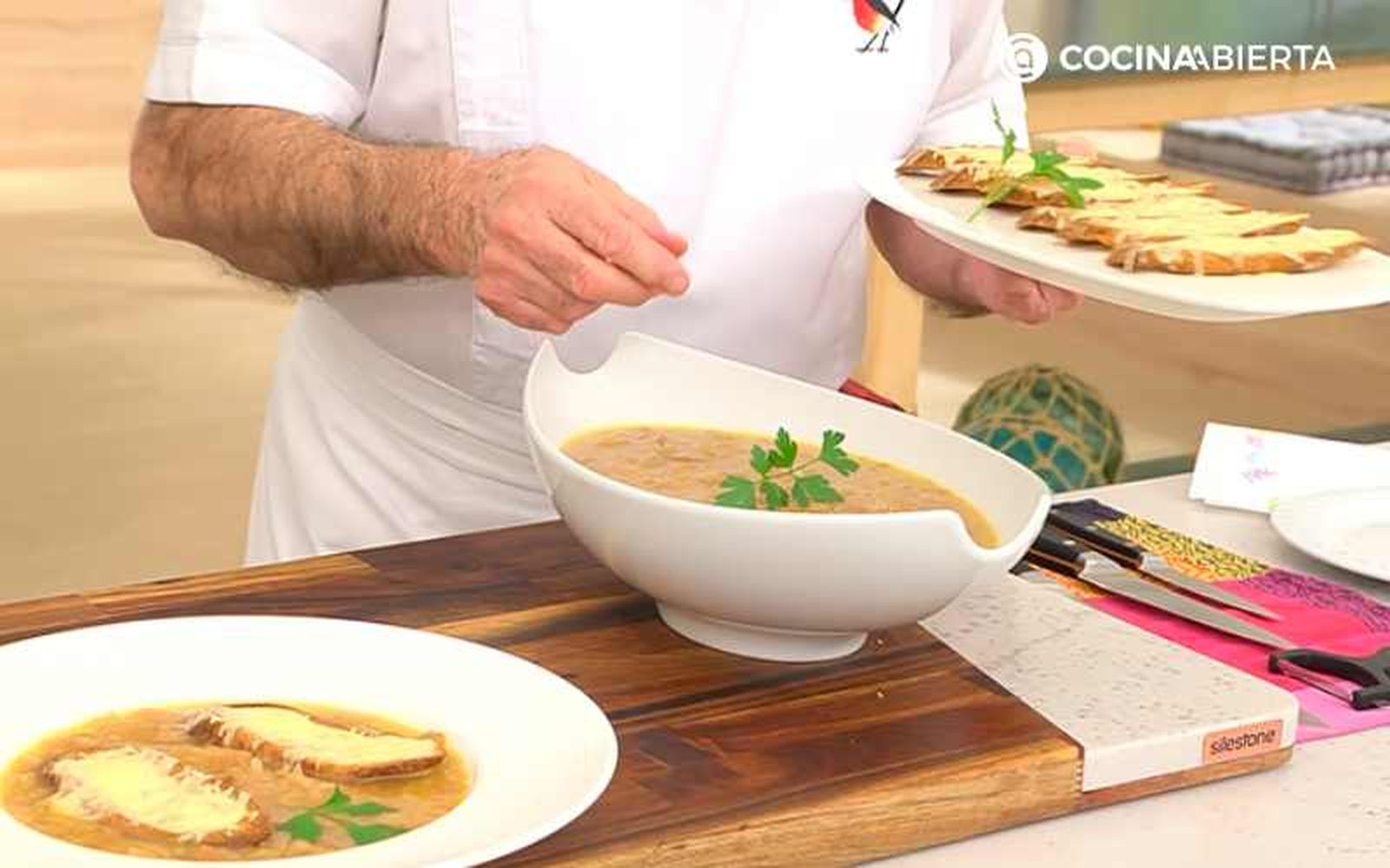 Acompaña la sopa de cebolla con las tostadas