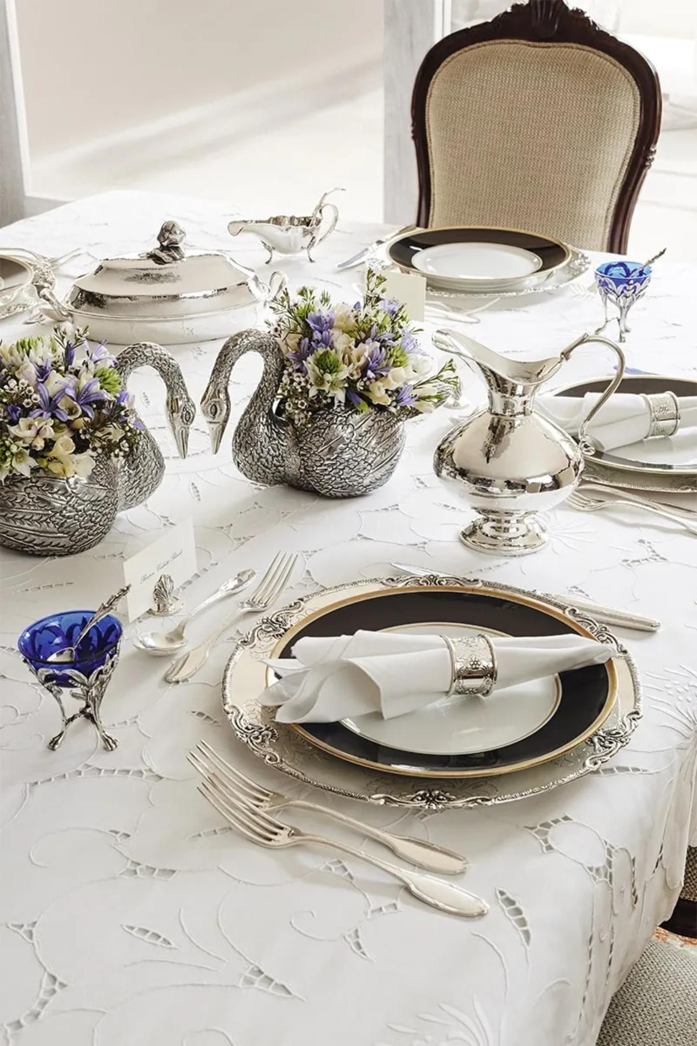 Mesa de comedor con vajilla vintage elegante.