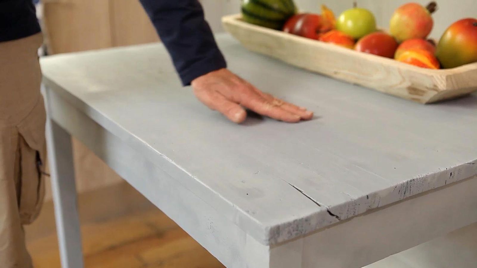 Como pintar una mesa con pintura al agua de efecto tiza paso 5