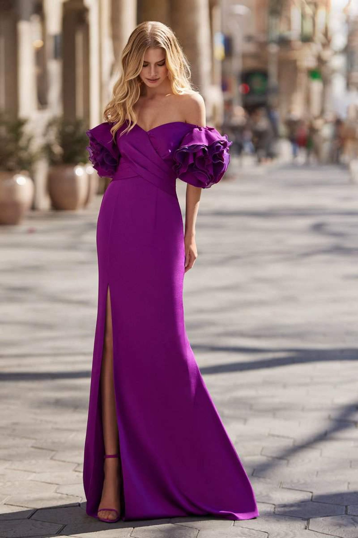 Vestido de gala con abertura y mangas con volantes