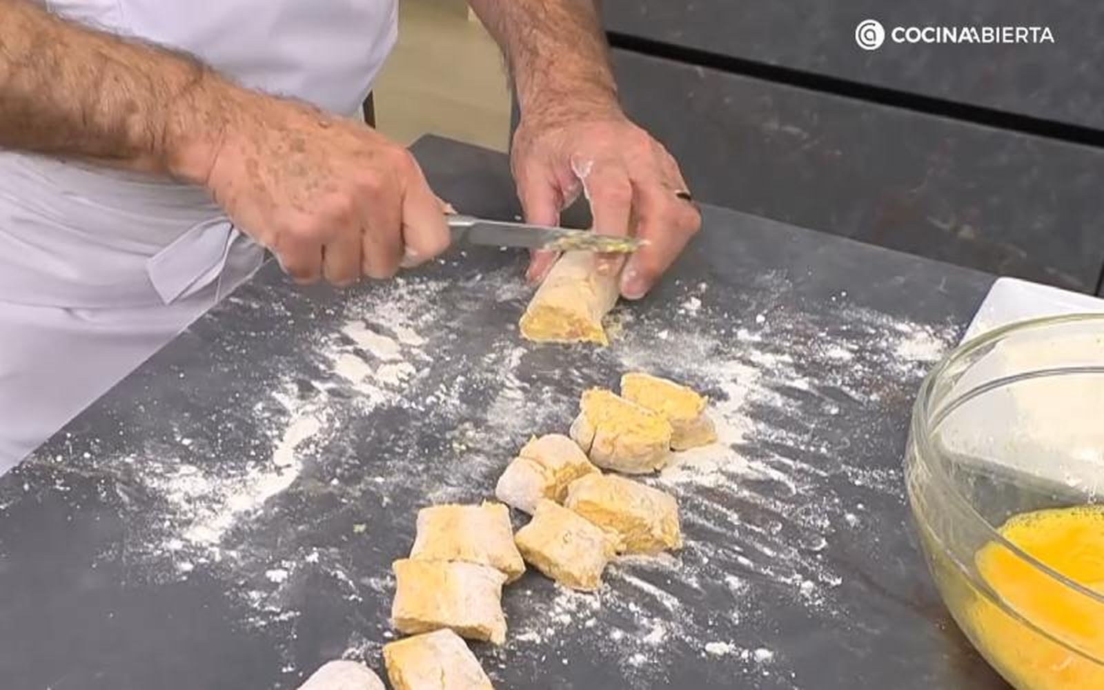 Se alarga la masa para poder cortarla en los trozos que se convertirán en las croquetas