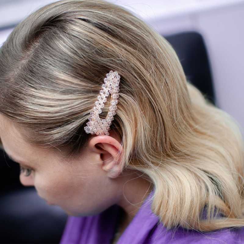 Adorno en el pelo en una melena de ondas al agua