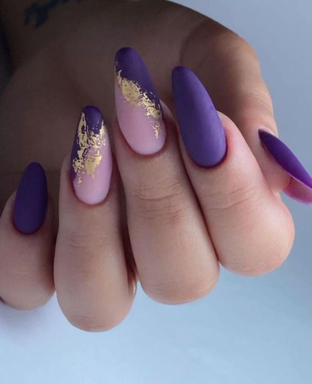 Uñas de Navidad en color violeta