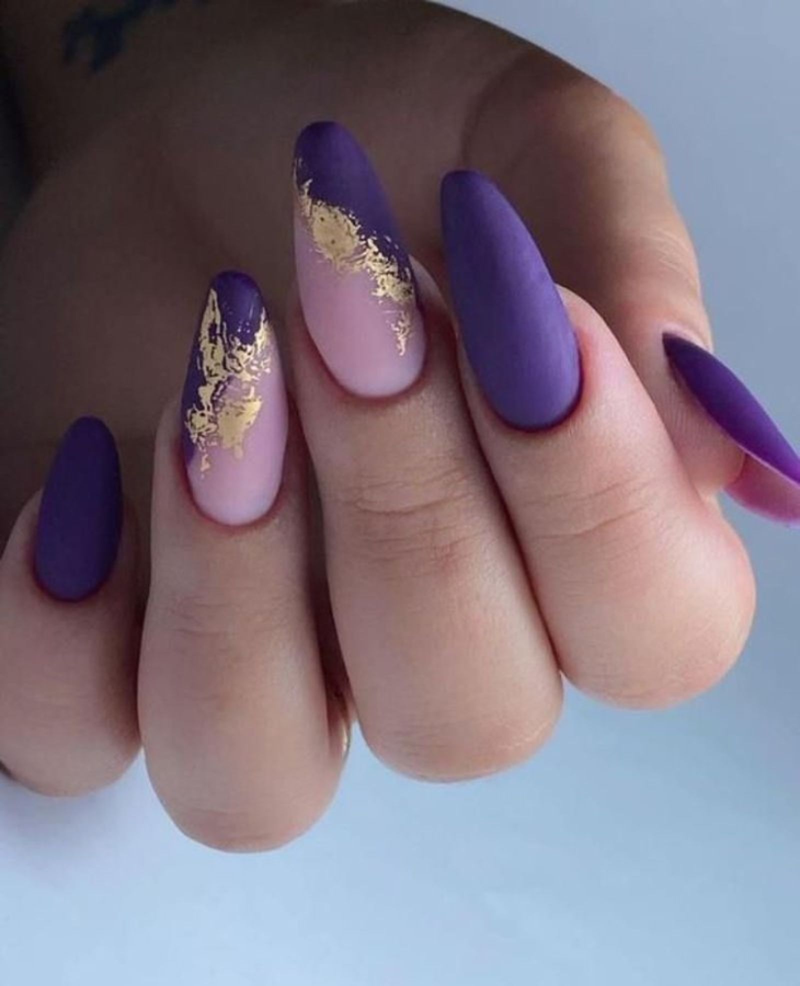 Uñas de Navidad en color violeta