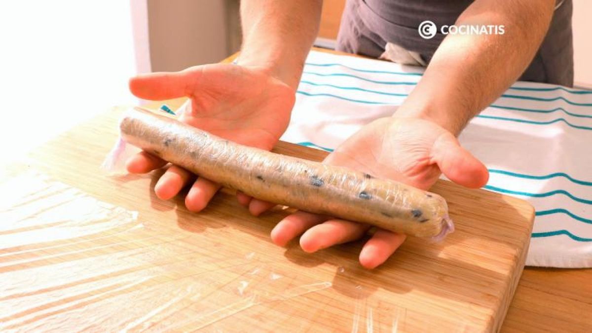 Forma un cilindro con la masa y envuelve con papel film