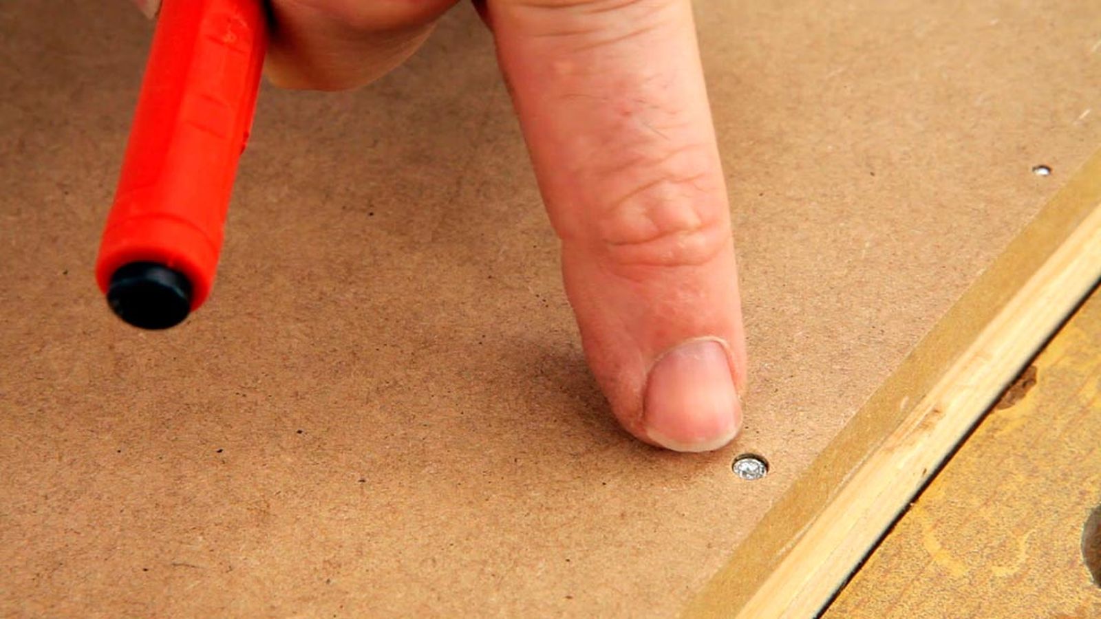 Embutir clavos en madera paso 10