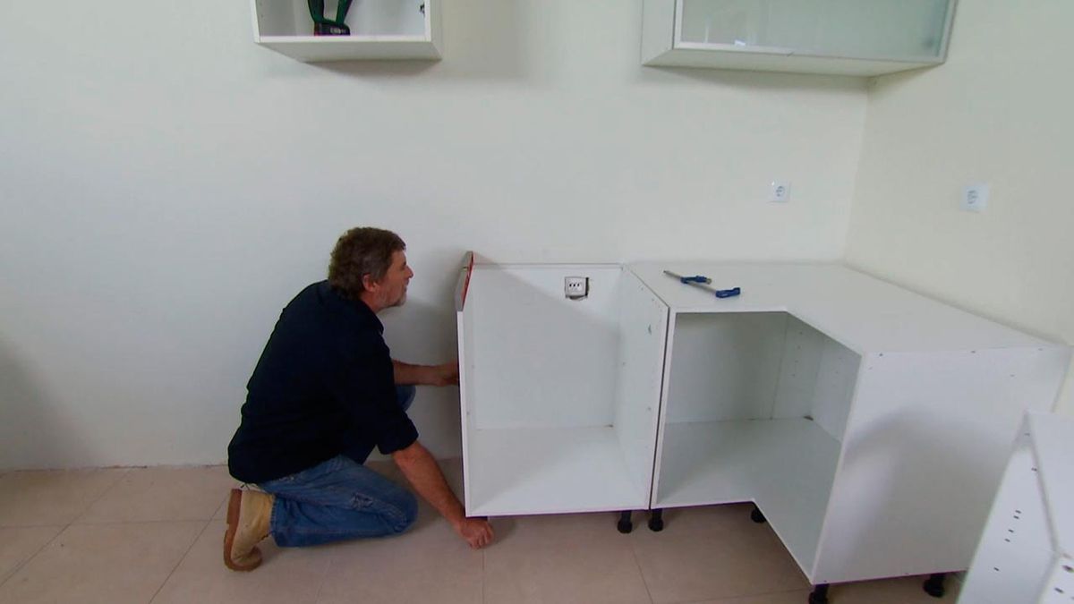 Cómo instalar una cocina en ángulo (Parte 1) paso 8