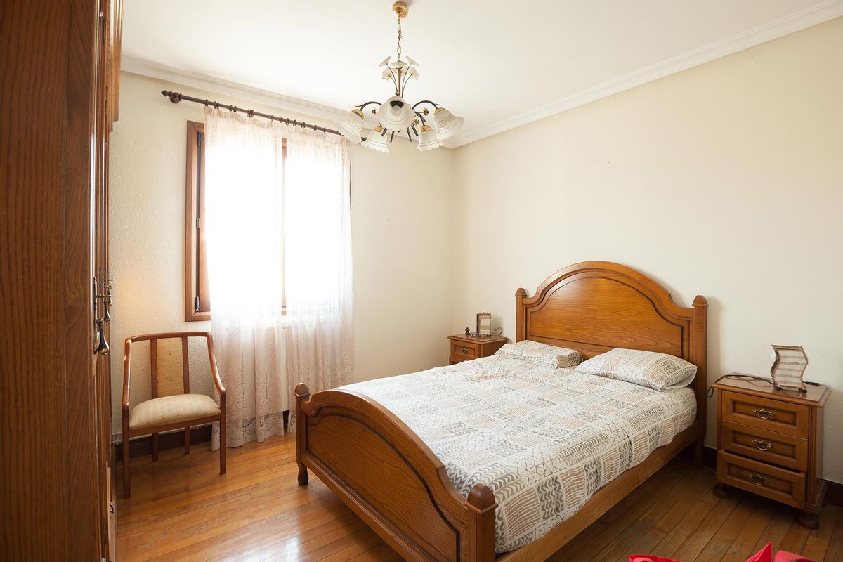 Deco711(582) (354) Dormitorio luminoso romantico muebles reciclados antes1