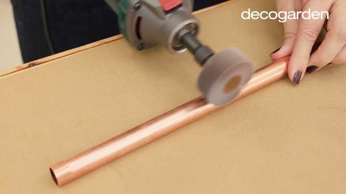 Paso cuatro para hacer un revistero casero.